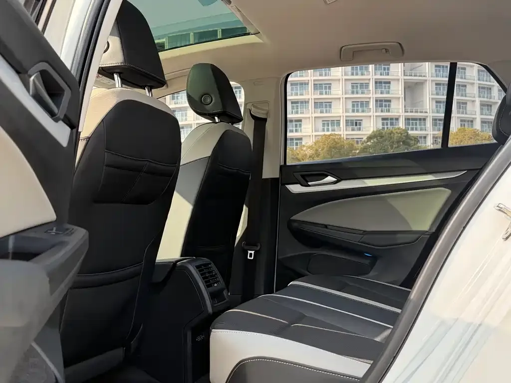 Volkswagen Golf 2023 из CN, фото 4