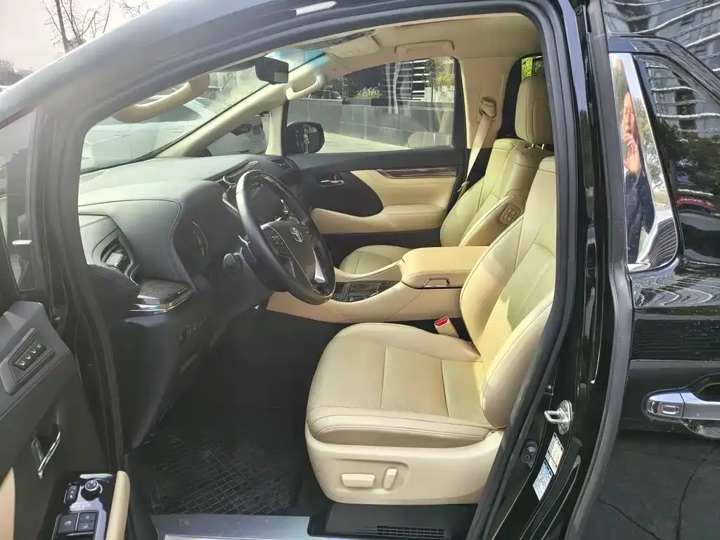Toyota Alphard — фото 4
