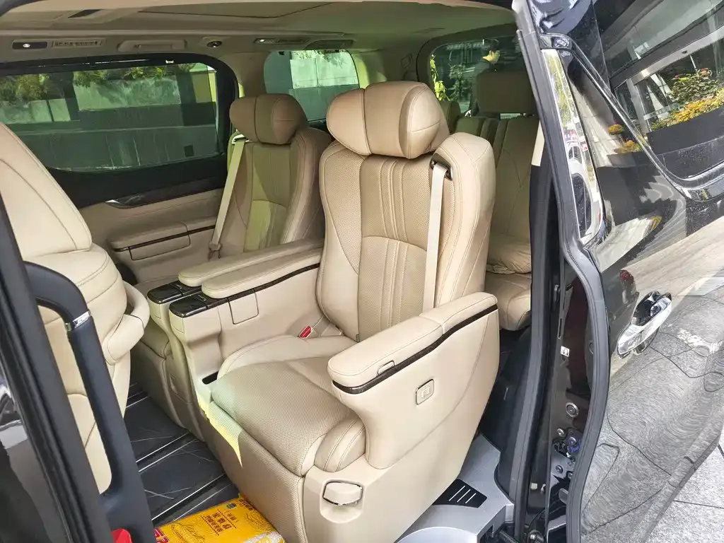 Toyota Alphard — фото 2