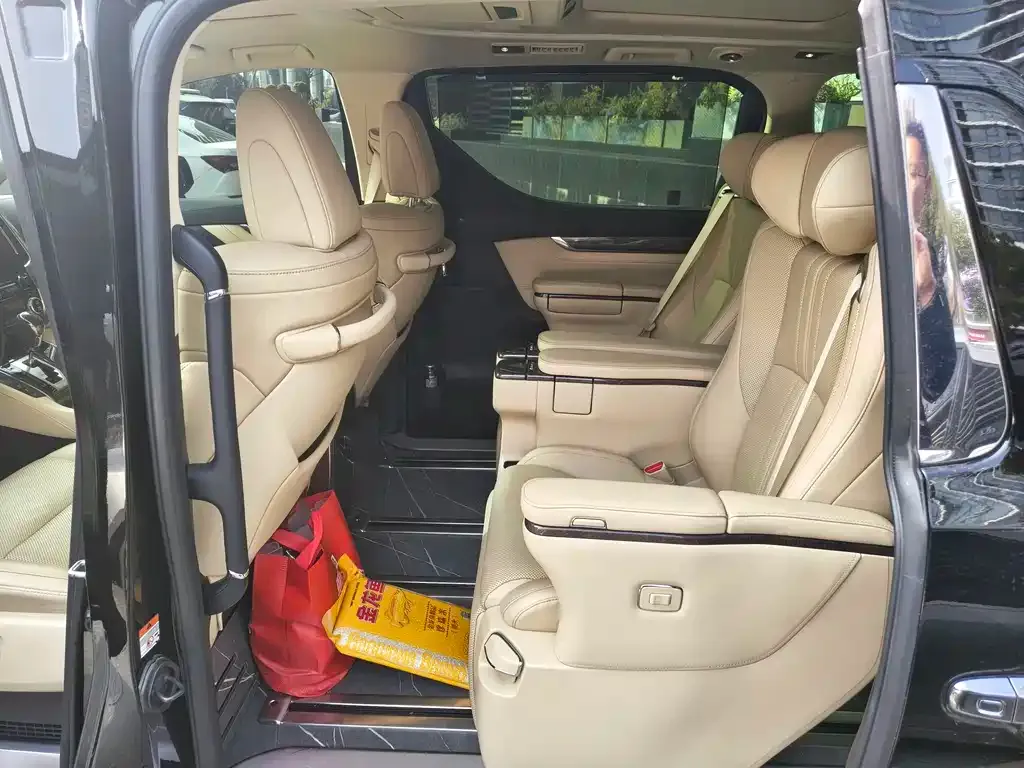 Toyota Alphard — фото 3