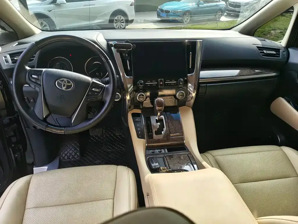 Toyota Alphard — фото 5