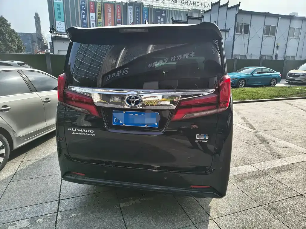 Toyota Alphard — фото 6