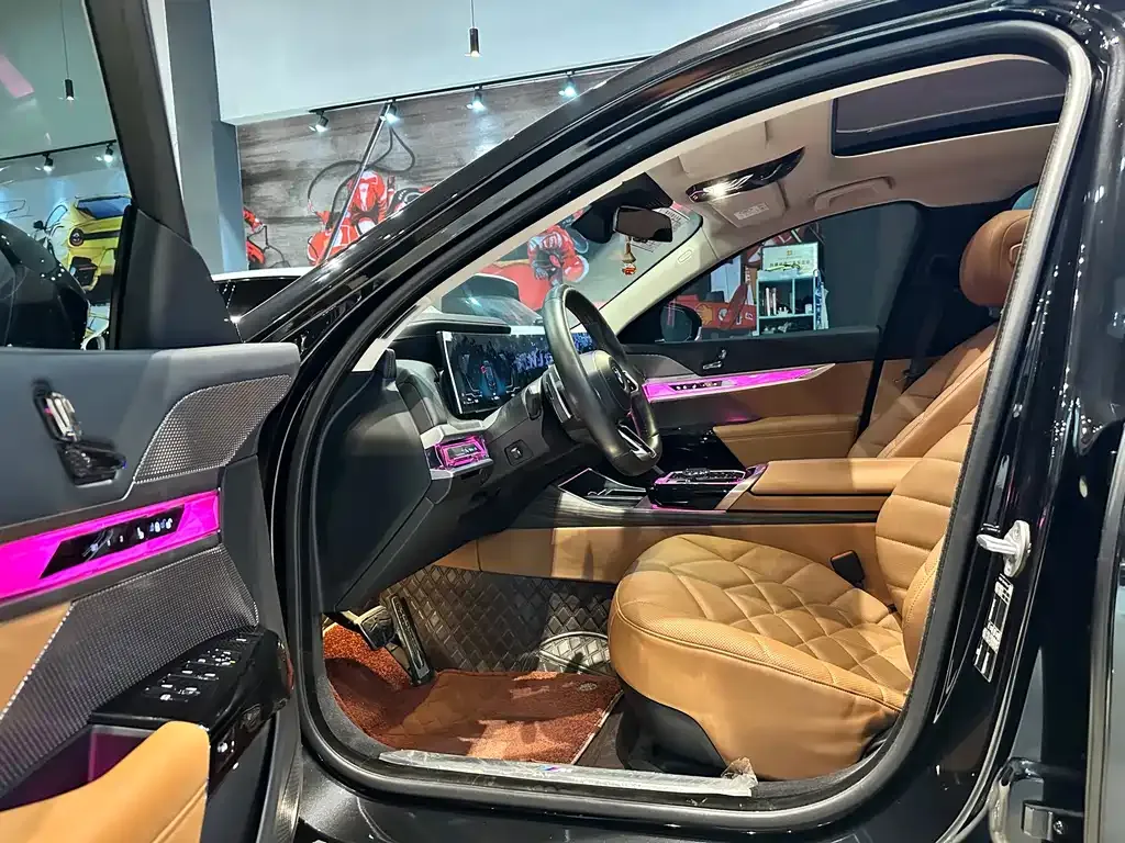 BMW 7 Series 2023 из CN, фото 10