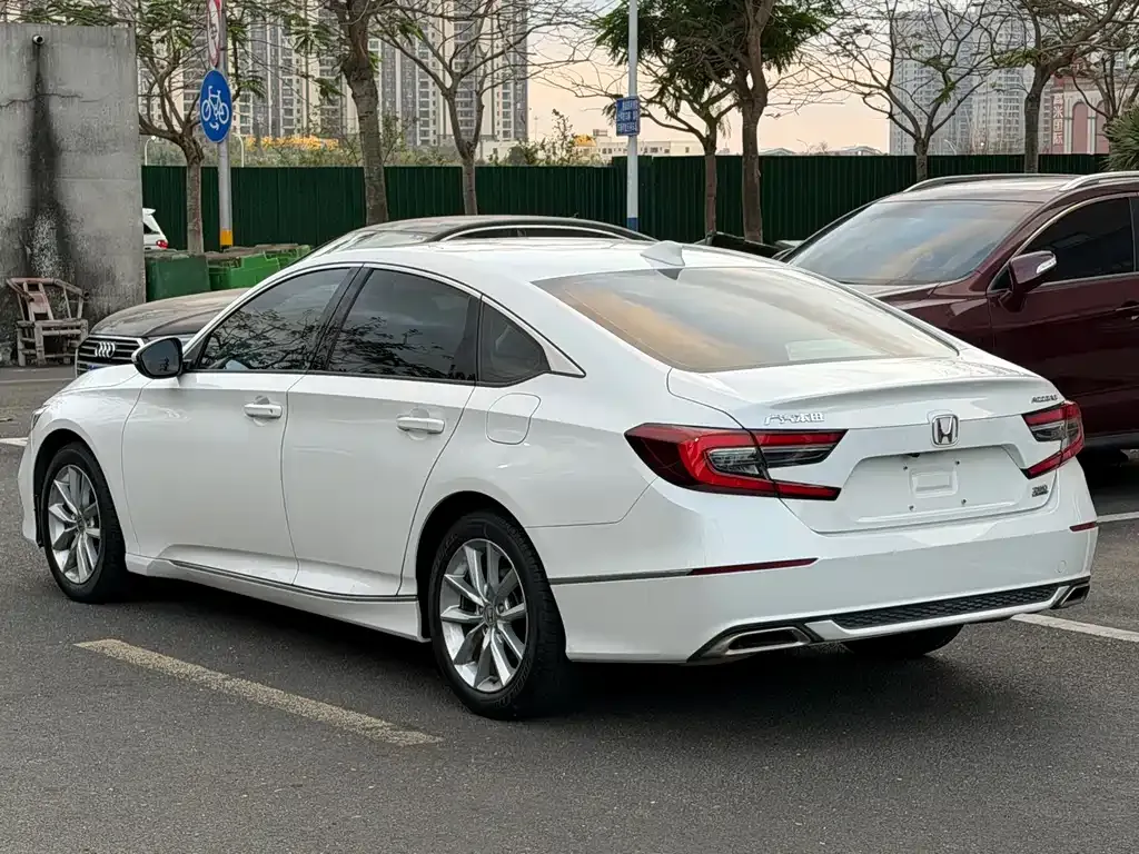 Honda Accord — фото 8