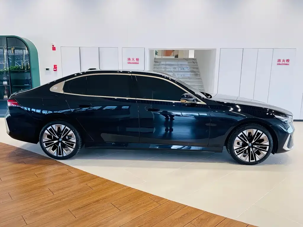BMW 5 Series 2025 из CN, фото 8
