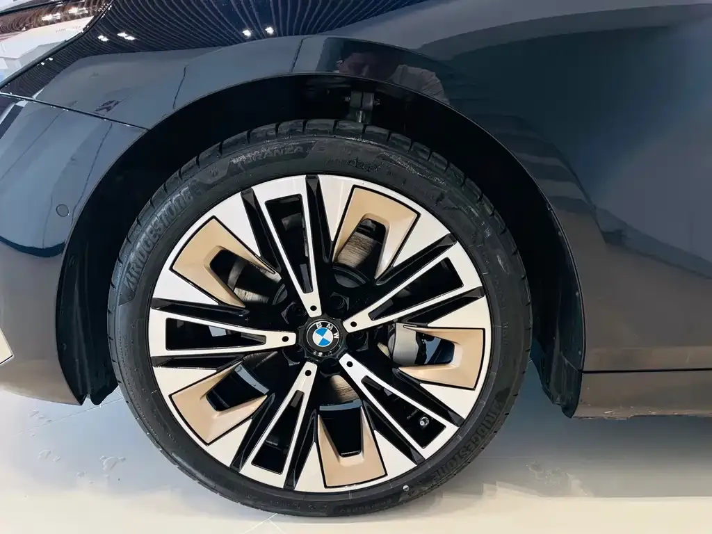 BMW 5 Series 2025 из CN, фото 4