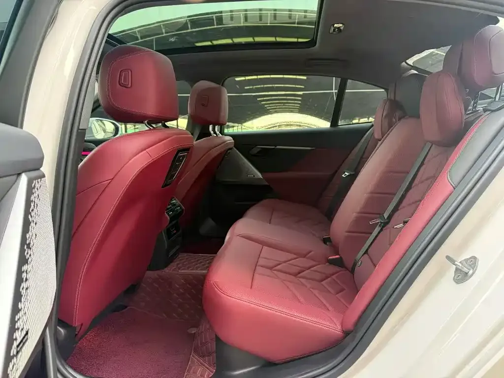 BMW 5 Series 2025 из CN, фото 10