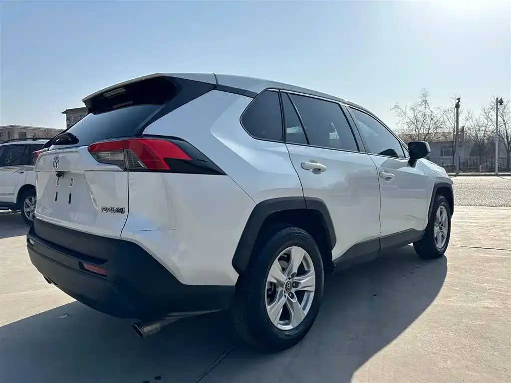 Toyota RAV4 — фото 5