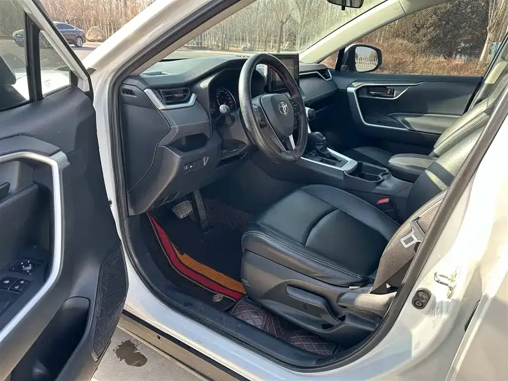 Toyota RAV4 — фото 8