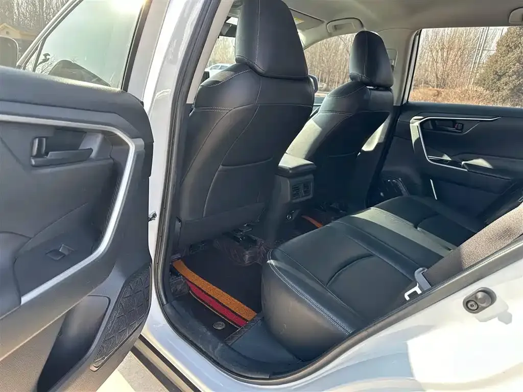 Toyota RAV4 — фото 2