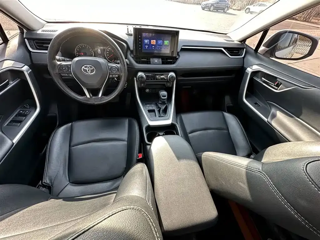 Toyota RAV4 — фото 7