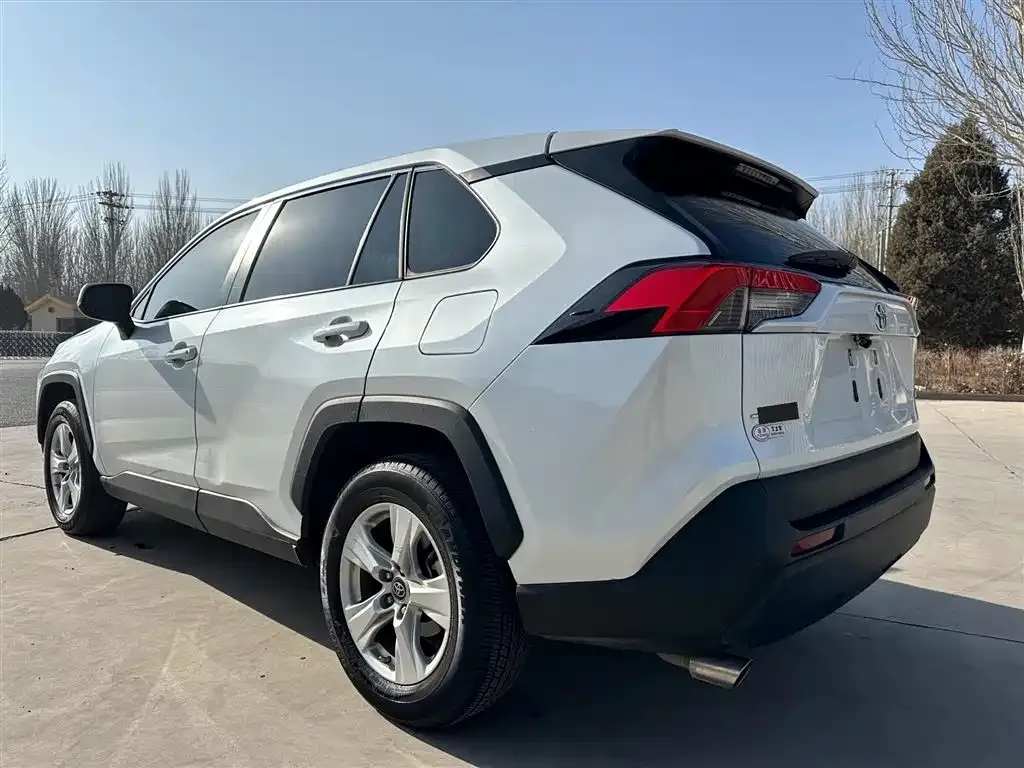 Toyota RAV4 — фото 4