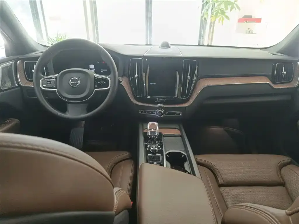 Volvo XC60 PHEV 2024 из CN, фото 2