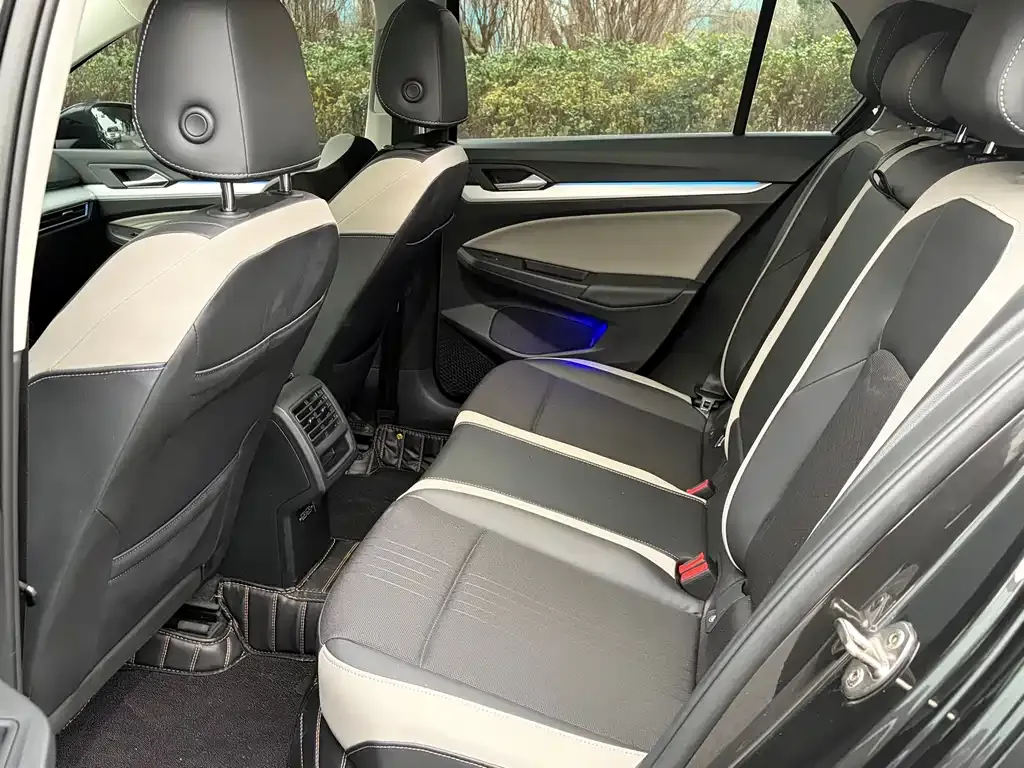 Volkswagen Golf 2023 из CN, фото 2