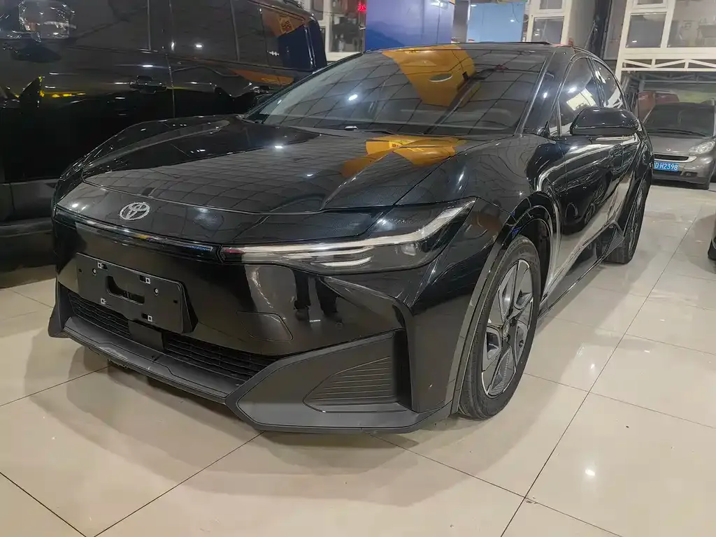 Toyota bZ3 2023 из CN, фото 1