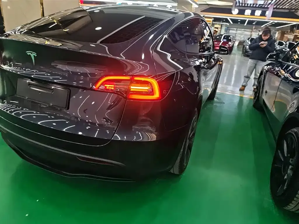 Tesla Model Y — фото 9