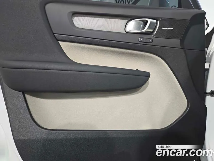 Volvo XC40 2025 из KR, фото 8