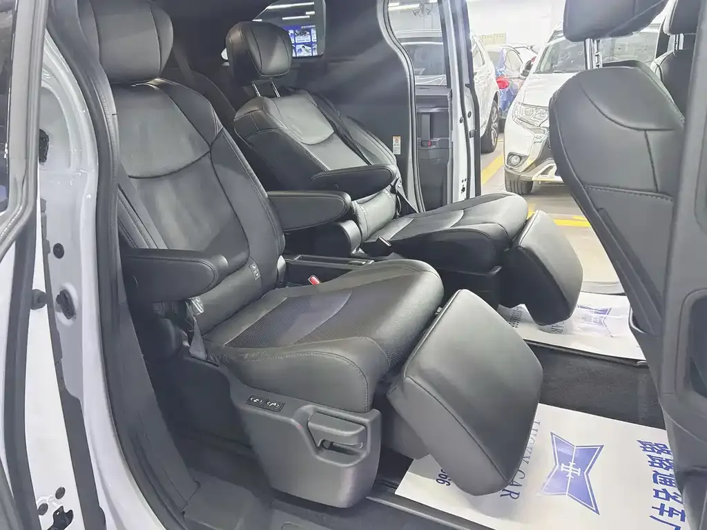 Toyota Sienna 2024 из CN, фото 3