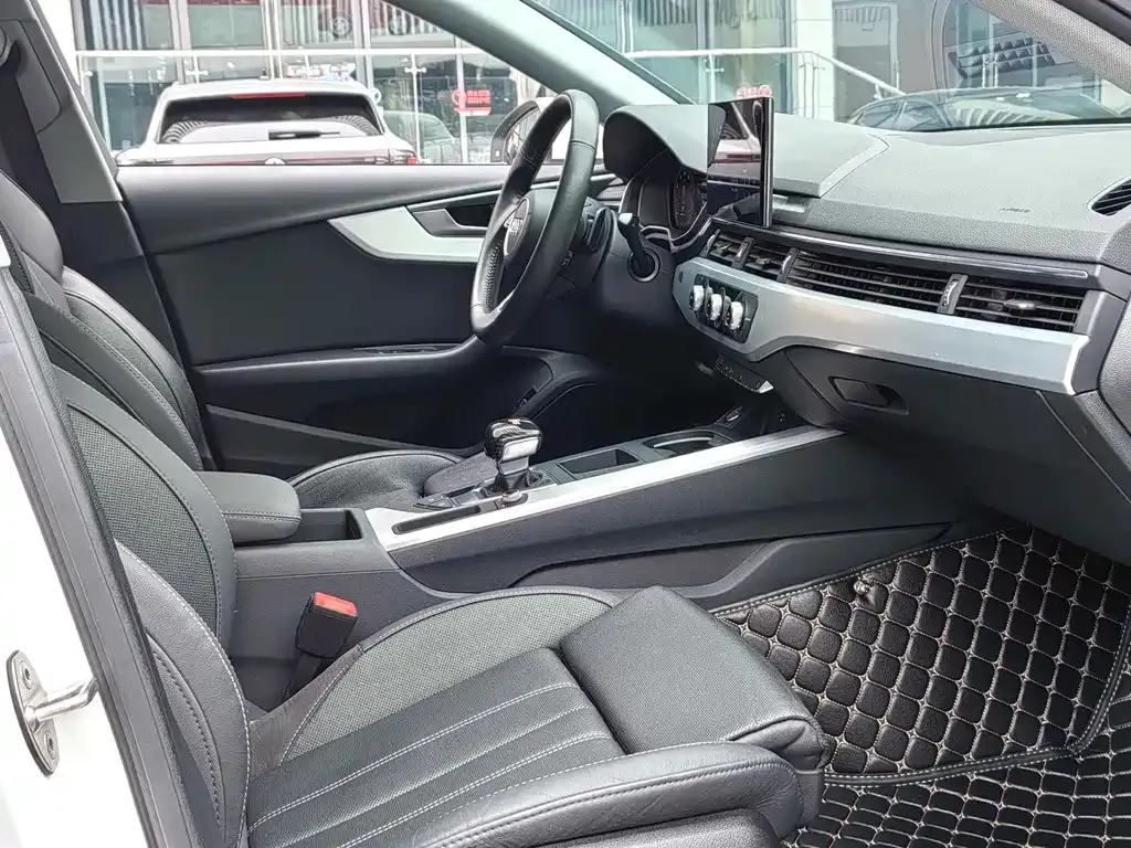 Audi A4L 2021 из CN, фото 2