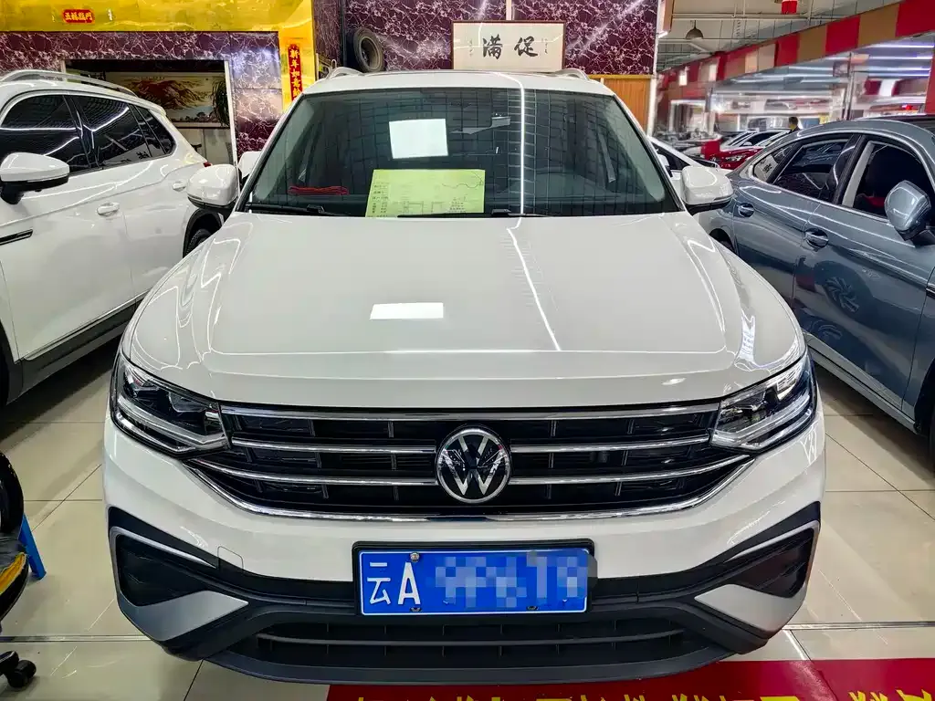 Volkswagen Tiguan L — фото 1