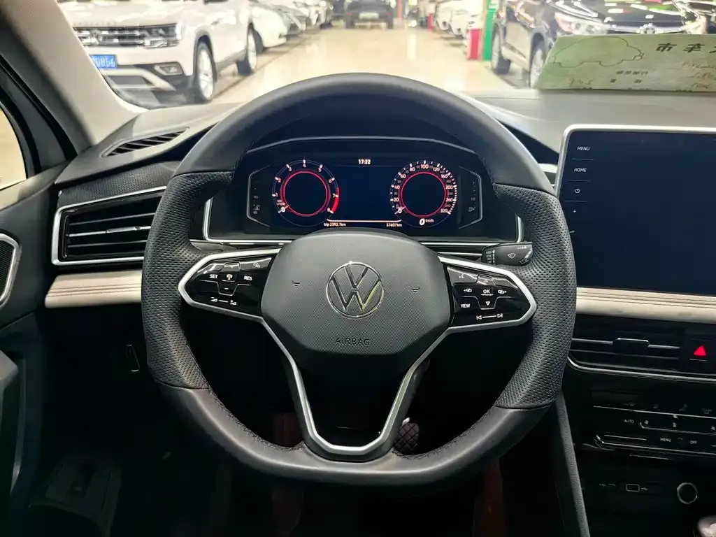 Volkswagen Tiguan L — фото 10