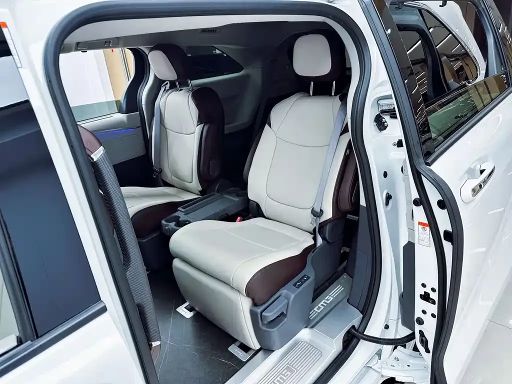 Toyota Granvia 2024 из CN, фото 9