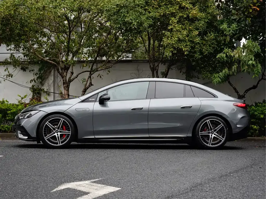 Mercedes-Benz EQE AMG — фото 10