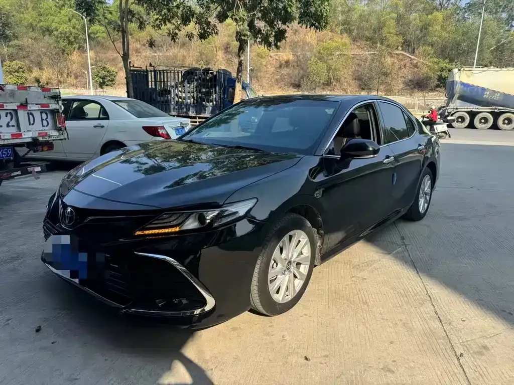 Toyota Camry — фото 1