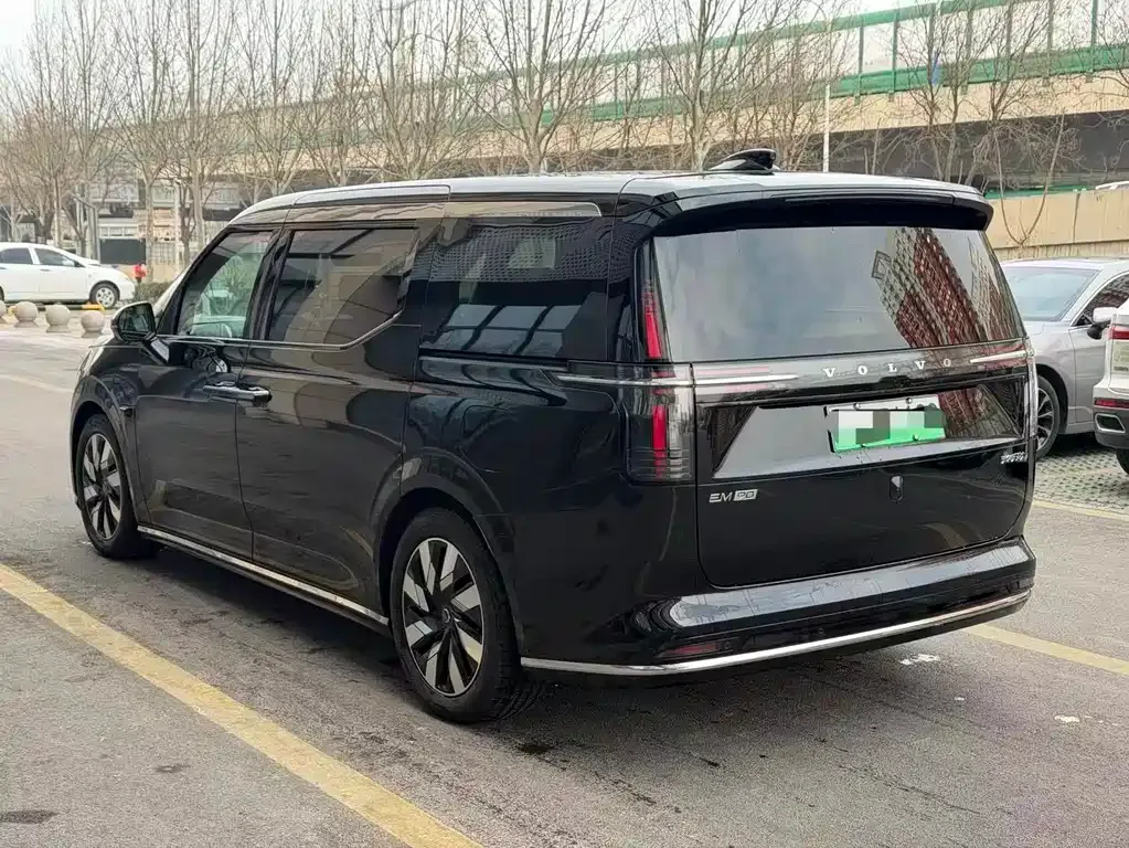 Volvo EM90 2024 из CN, фото 9