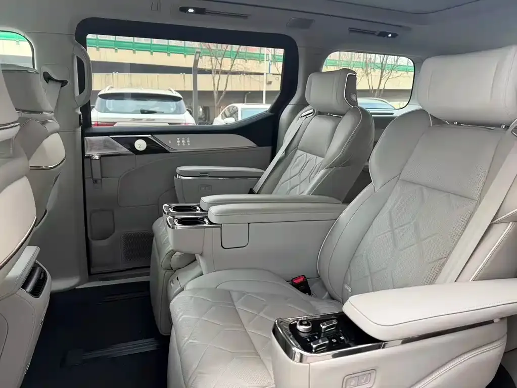 Volvo EM90 2024 из CN, фото 3