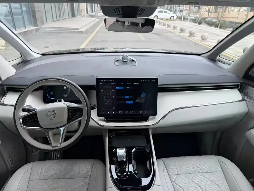 Volvo EM90 2024 из CN, фото 2