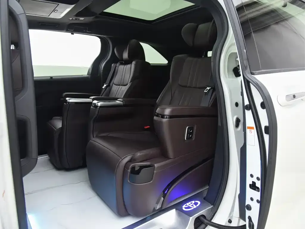 Toyota Granvia — фото 3