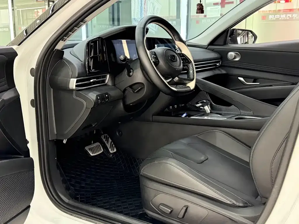 Hyundai Elantra 2023 из CN, фото 10