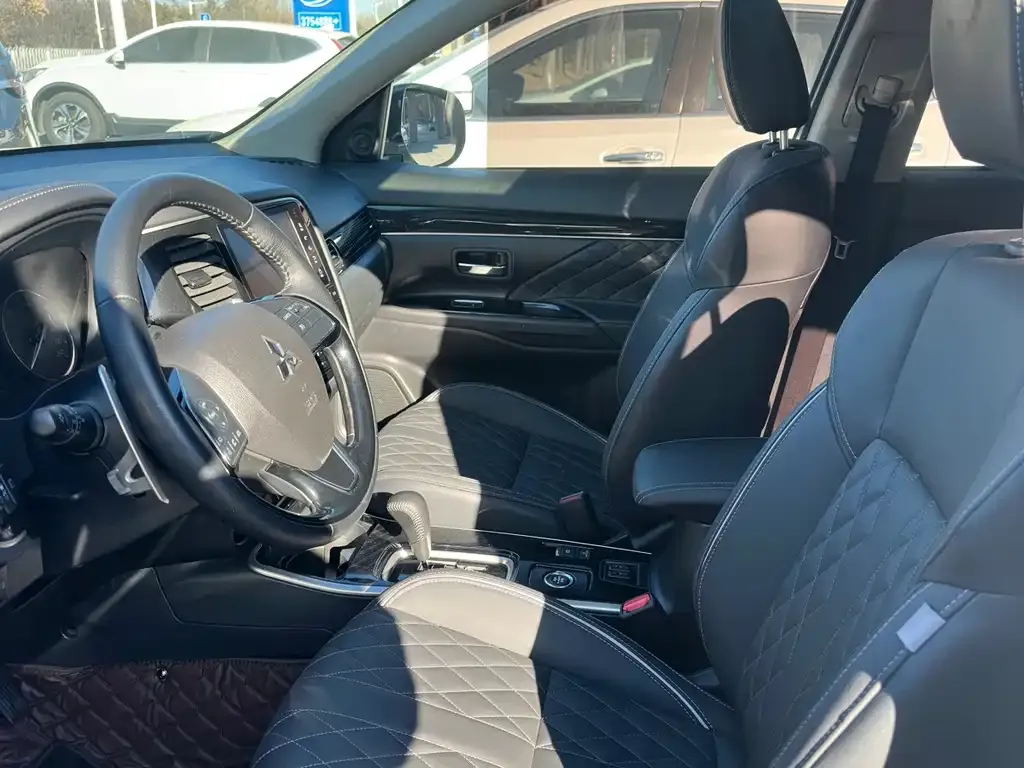 Mitsubishi Outlander 2022 из CN, фото 3