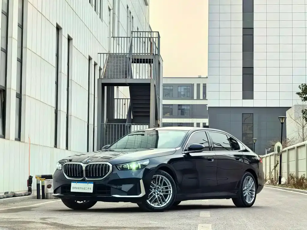 BMW 5 Series 2024 из CN, фото 1