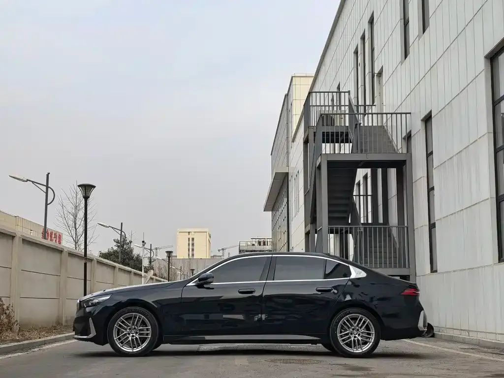 BMW 5 Series 2024 из CN, фото 3