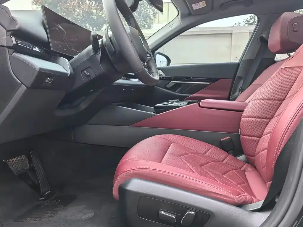 BMW 5 Series 2024 из CN, фото 4