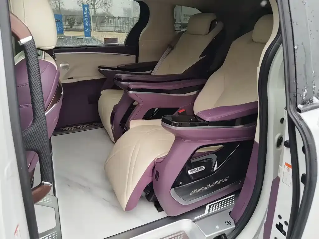 Toyota Granvia 2024 из CN, фото 4