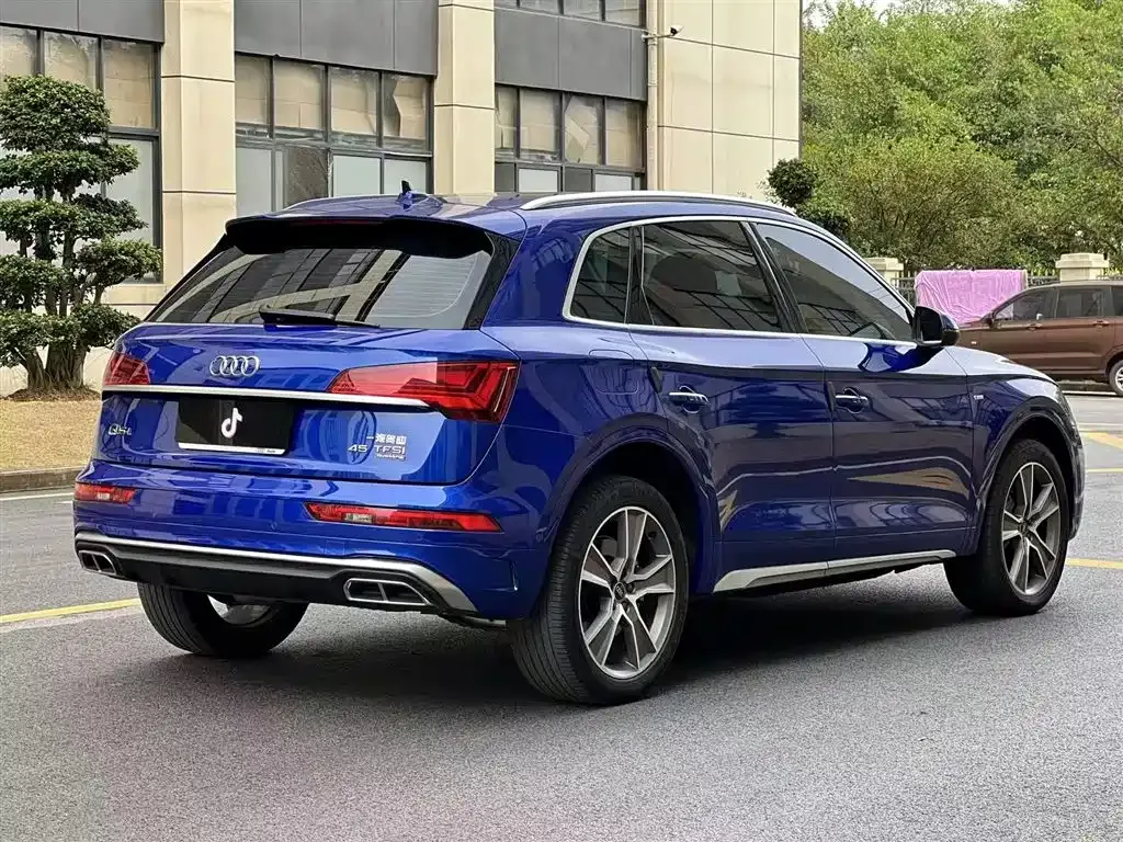 Audi Q5L — фото 10