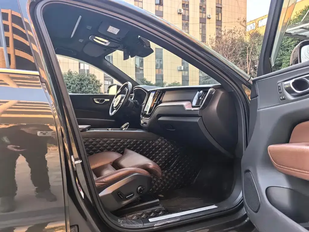 Volvo XC60 — фото 2