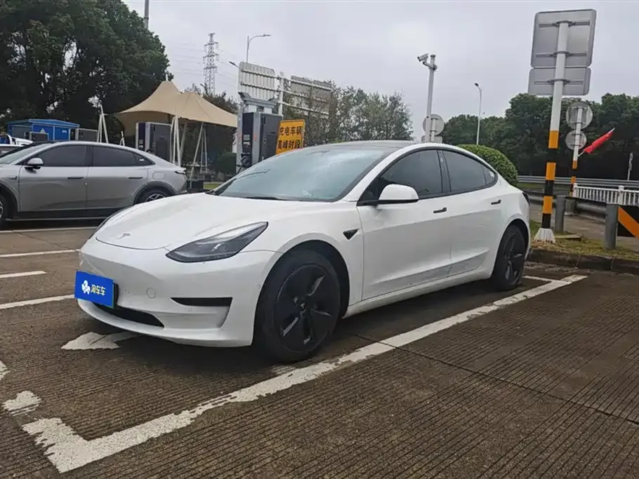 Tesla Model 3 — фото 1