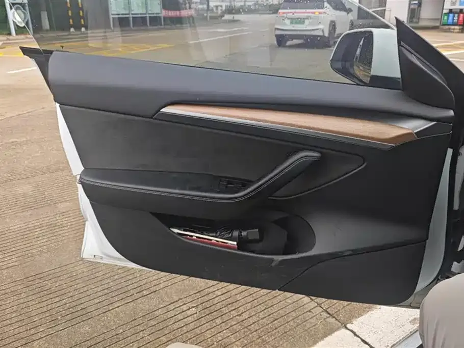 Tesla Model 3 — фото 10