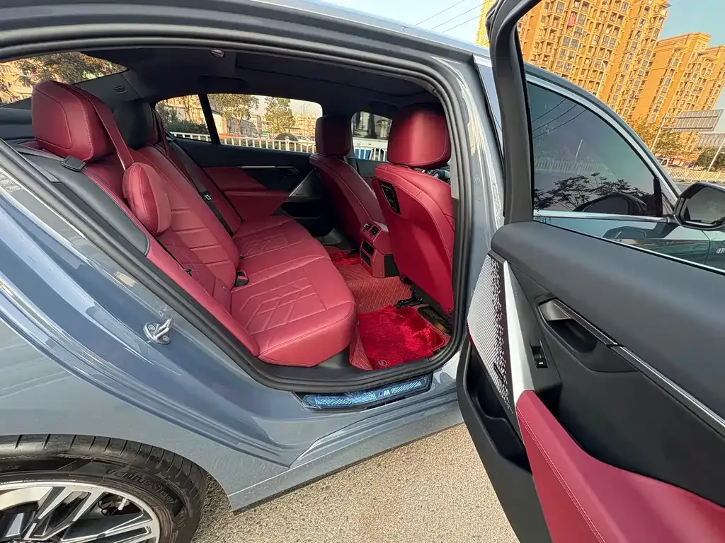 BMW 5 Series 2025 из CN, фото 9