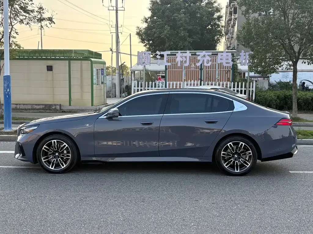 BMW 5 Series 2025 из CN, фото 6