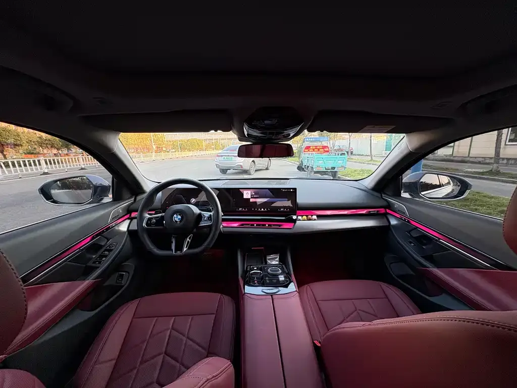 BMW 5 Series 2025 из CN, фото 2