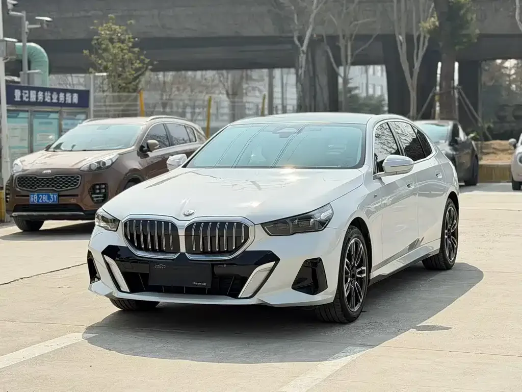 BMW 5 Series 2024 из CN, фото 1