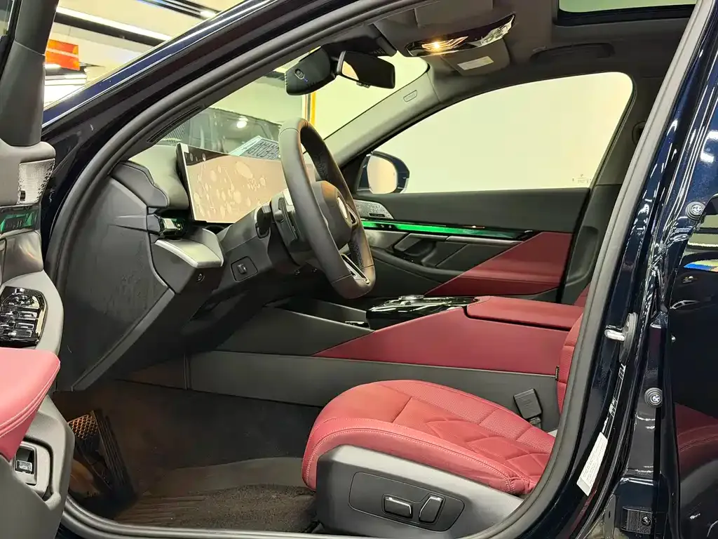 BMW 5 Series 2025 из CN, фото 7