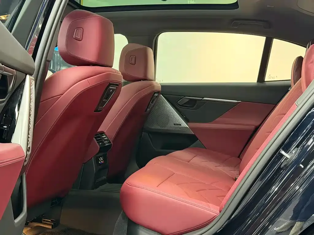 BMW 5 Series 2025 из CN, фото 2