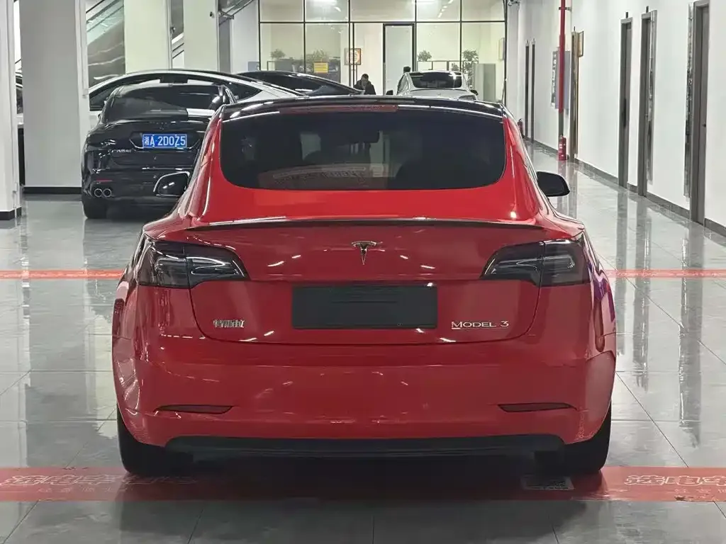 Tesla Model 3 — фото 5
