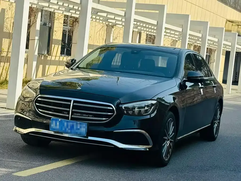 Mercedes-Benz E-Class — фото 1